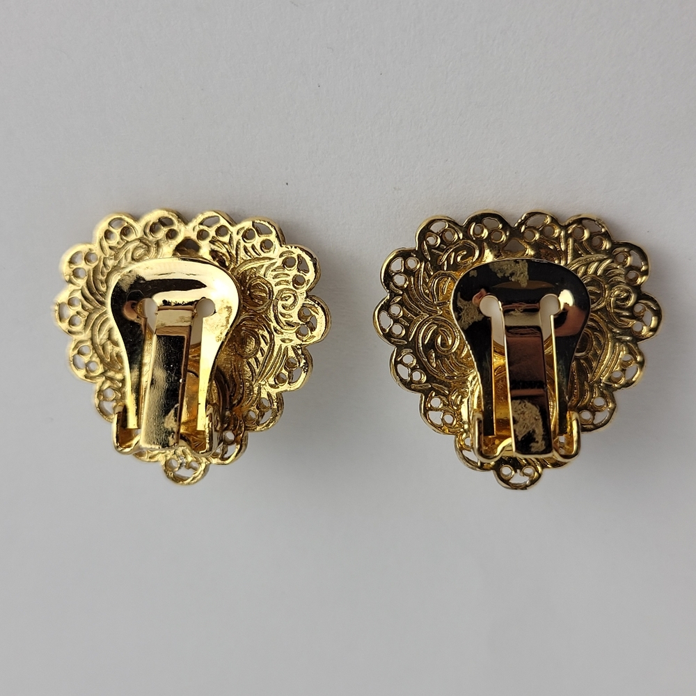 Vintage Gold Tone Filigree Victorian Heart Shaped Porcelain Rose Clip On Earring - Picture 4 of 7